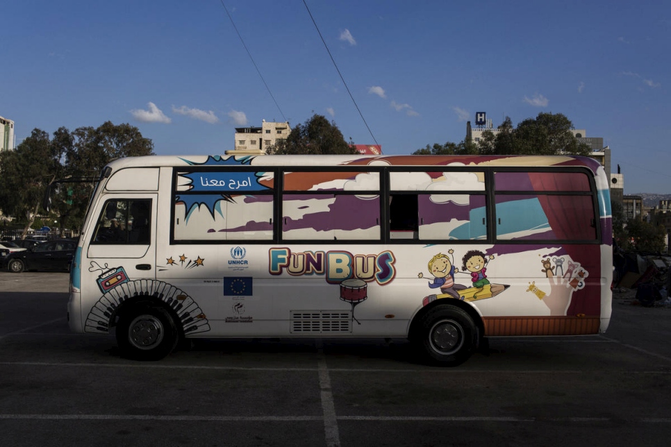 El "Fun Bus" está dirigido por una ONG libanesa, la Fundación Makhzoumi, con el respaldo financiero de la Unión Europea. 