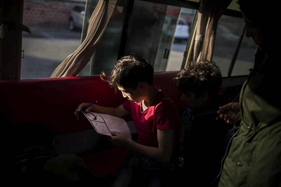 Un niño aprende a leer durante su visita semanal a bordo del autobús. 