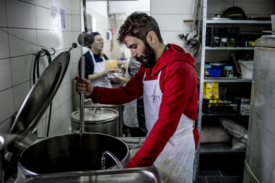 Majid cocina para otras personas refugiadas y migrantes en un centro de recepción temporal. 