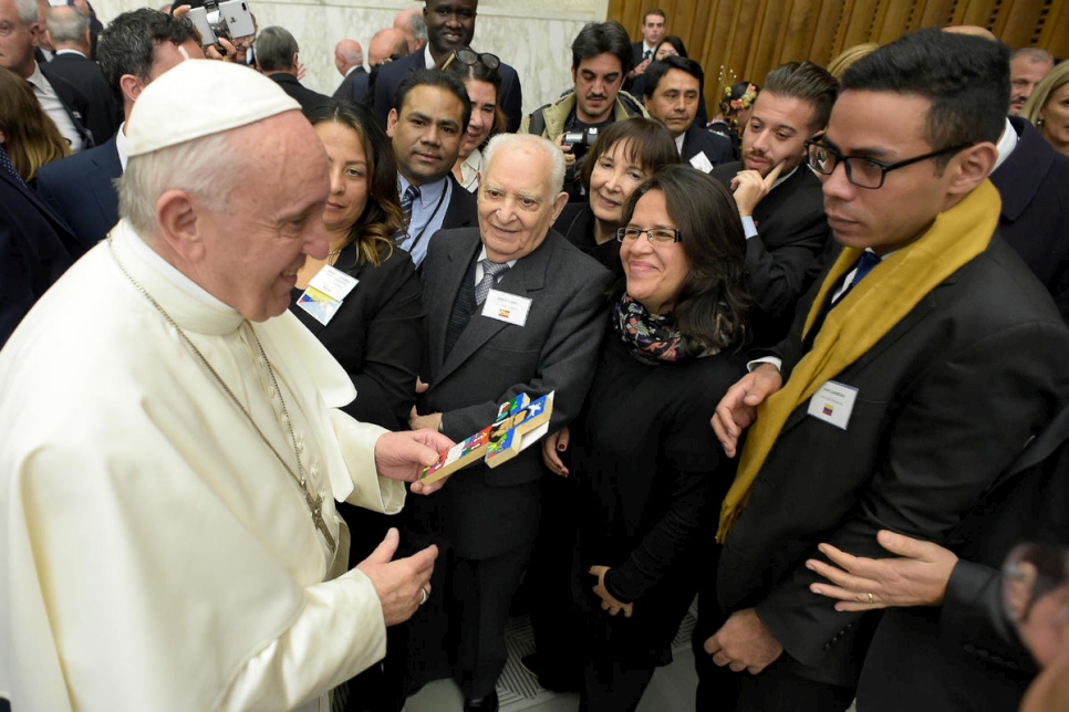 El Papa Francisco saluda a Diana de Colombia y Omar de Venezuela, después de la audiencia en el Vaticano, el 20 de febrero.