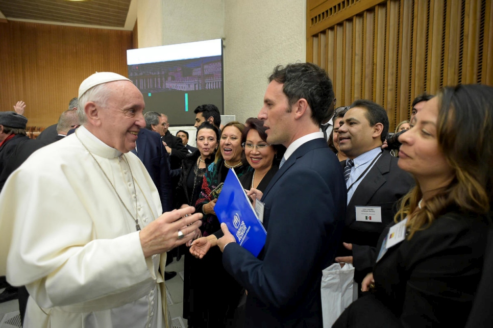 El oficial de reasentamiento de ACNUR Martín Lettieri saluda al Papa después de la audiencia en el Vaticano.