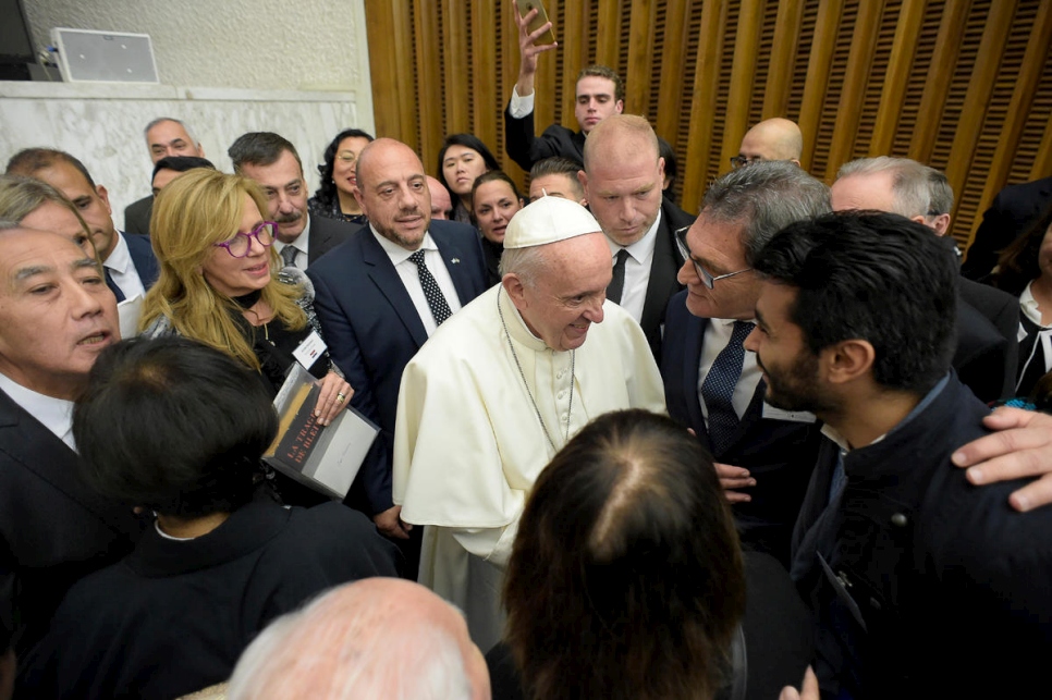 El Secretario de Derechos Humanos de la República Argentina, Claudio Avruj, y Okba, un refugiado sirio que vive en la Argentina, saludan al Papa después de la audiencia en el Vaticano.