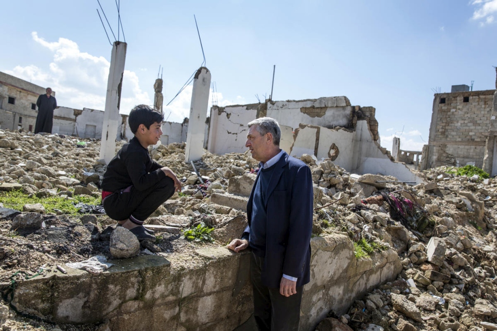 El Alto Comisionado de la ONU para los Refugiados, Filippo Grandi, hablando con un joven retornado en su visita a las ruinas de Souran, Siria.