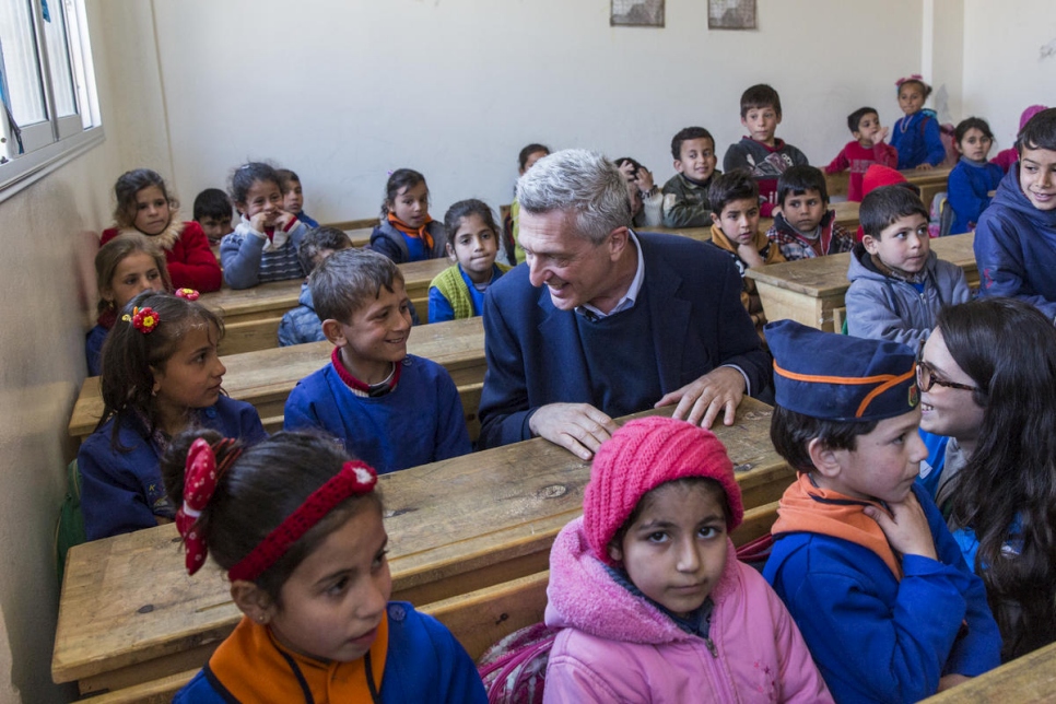 Filippo Grandi hablando con los alumnos de la escuela Al-Shuhaa, en Souran, Siria.