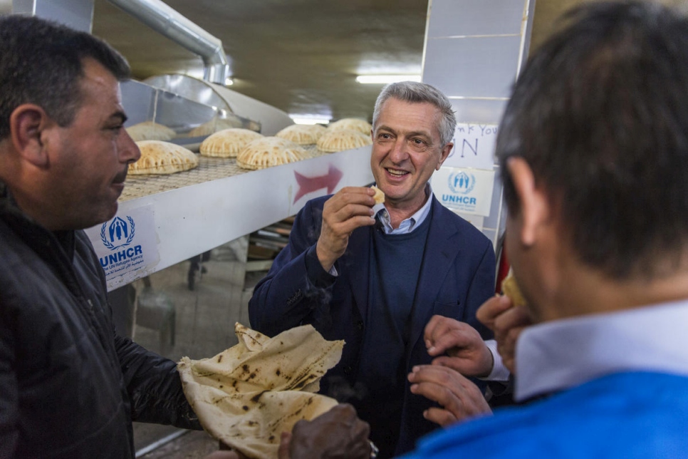 Filippo Grandi prueba un pan recién horneado en una panadería en Souran, Siria.