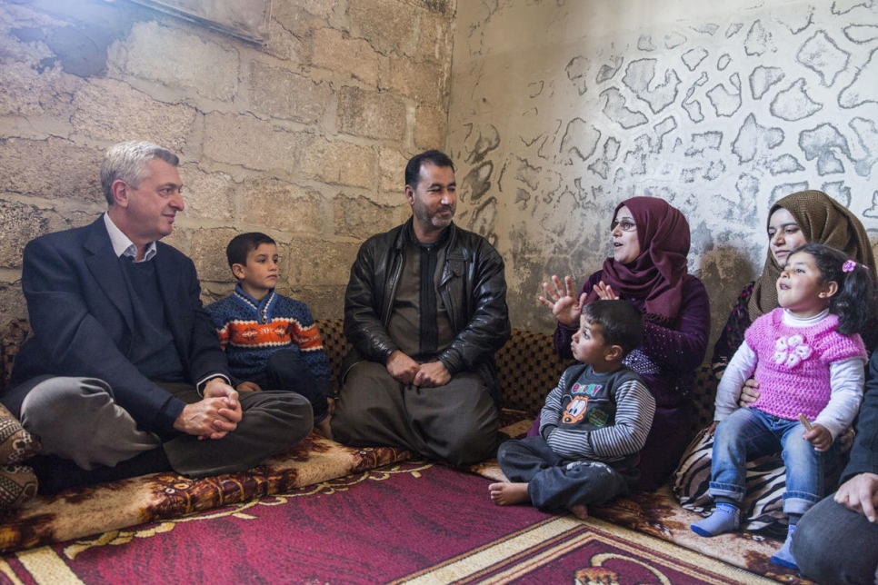 Filippo Grandi se reúne con Abdelkarim y su familia en su casa en Souran, Siria.