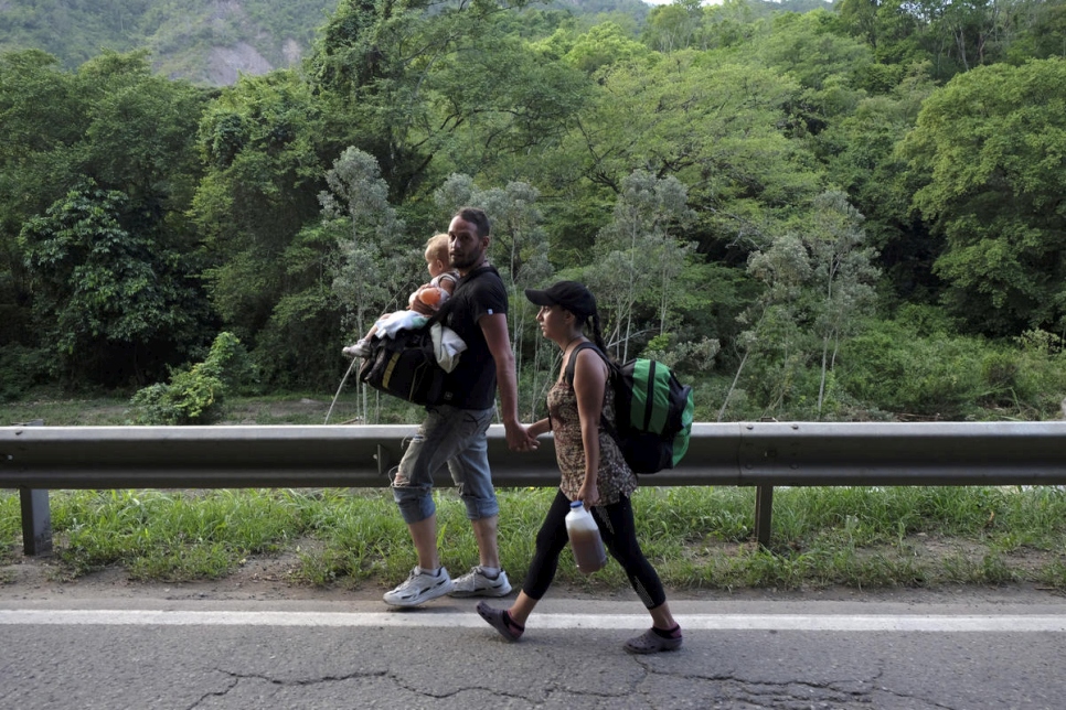 Una familia venezolana caminando en la carretera en proximidad de la ciudad fronteriza de Cúcuta, Colombia, en octubre de 2018.