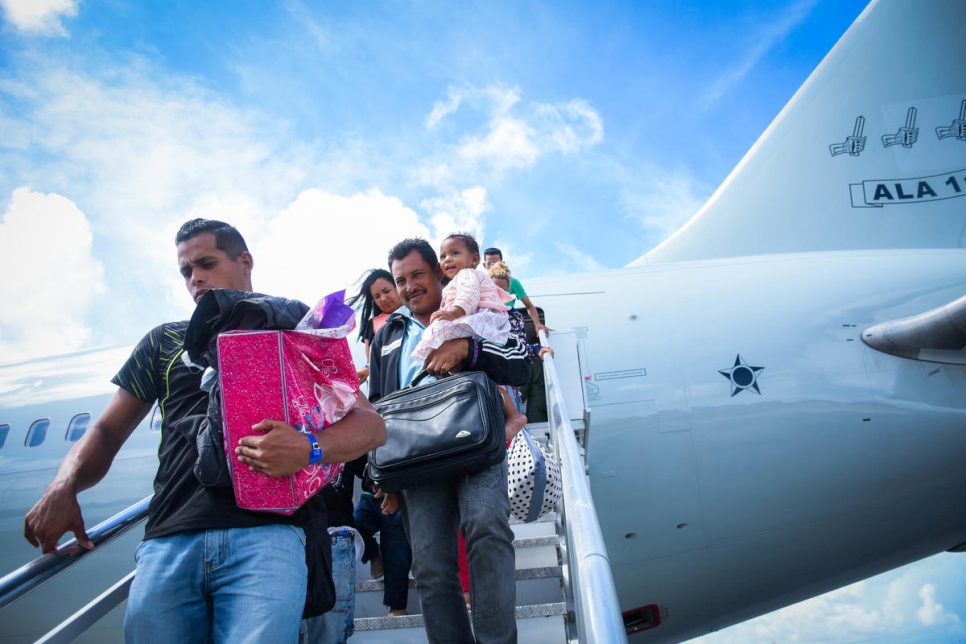 Venezolanos reubicados de la frontera norte de Brasil llegan al aeropuerto internacional de Recife, de donde se trasladarán a la ciudad de Igarassu, en el estado de Pernambuco. 
