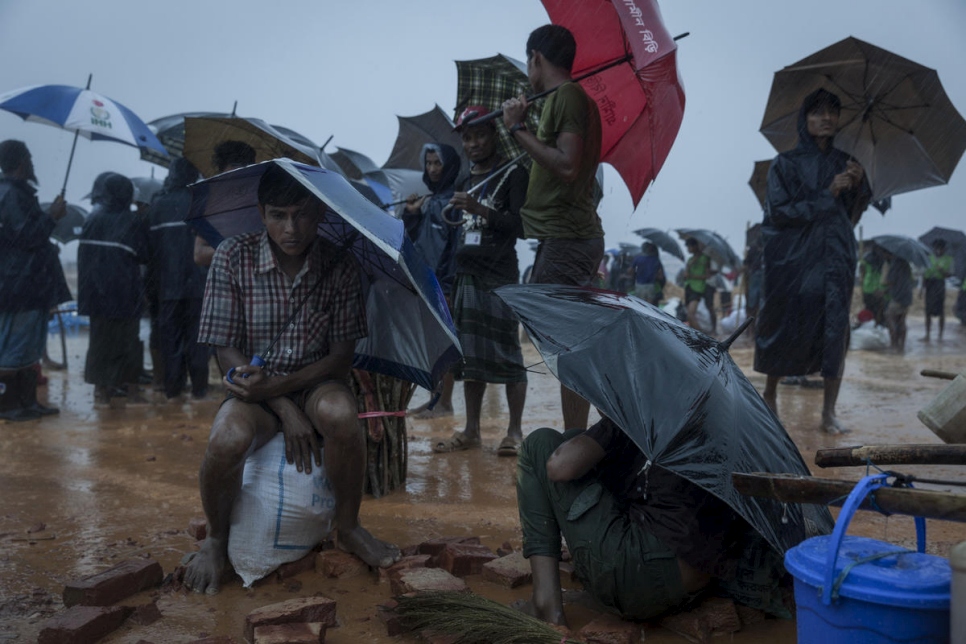 Las fuertes lluvias monzónicas obligaron a miles de refugiados rohingyas a trasladarse a nuevos alojamientos en junio de 2008. 
