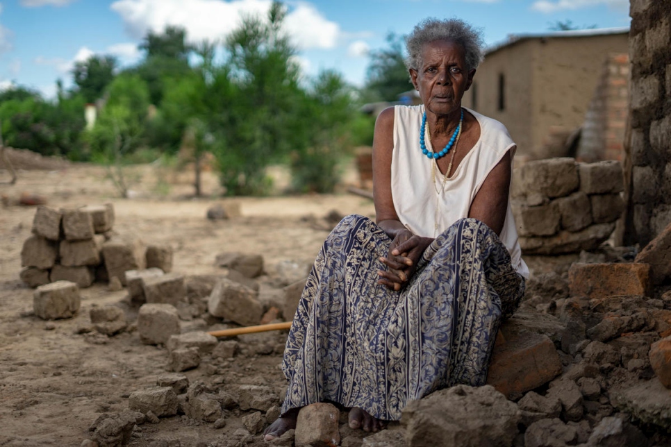 La refugiada ruandesa Magdalena Niragire se sienta junto a los escombros de su casa parcialmente destruida por las lluvias torrenciales que azotaron el campamento de refugiados de Tongogara, Zimbabwe. 