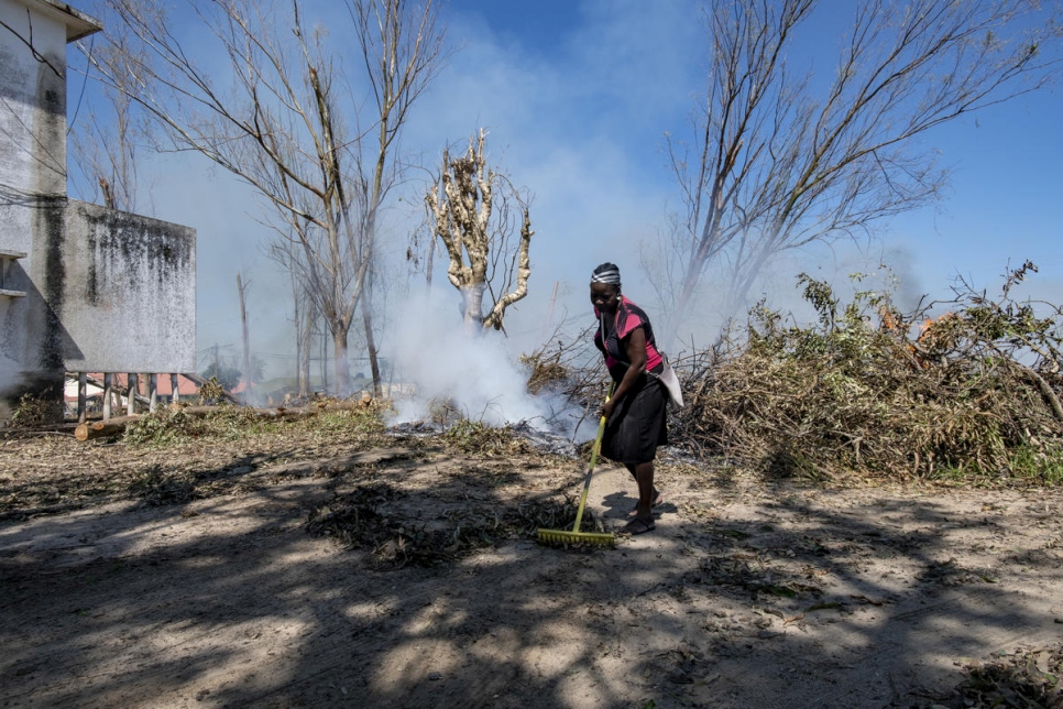 Una mujer barre las calles de la ciudad de Dondo, Mozambique, limpiando y quemando las ramas y las hojas caídas tras el ciclón Idai.