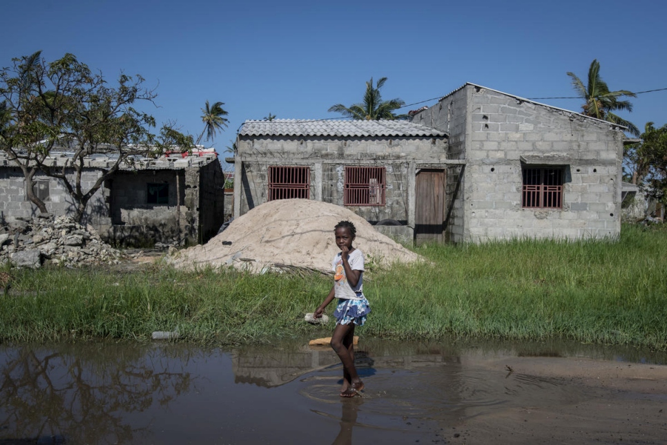 Una niña camina descalza entre la inundación que dejó el ciclón Idai en Beira, Mozambique. 