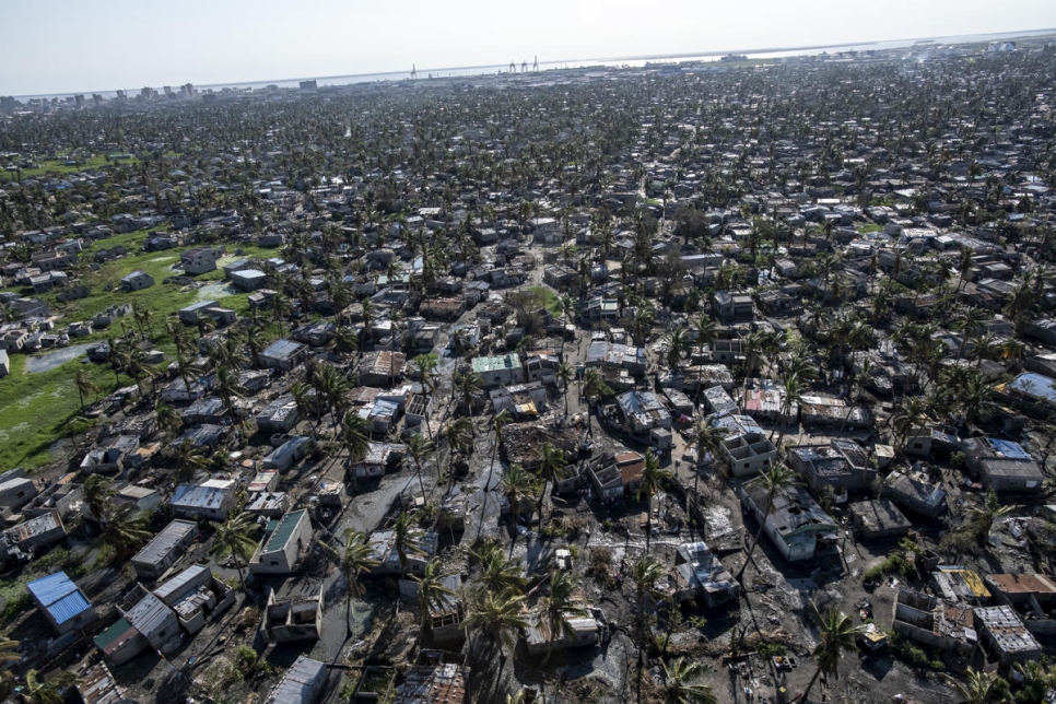 Una vista aérea de la ciudad de Beira, Mozambique, que muestra el extenso daño a casas, edificios y árboles. 