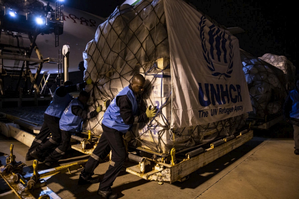 El personal de ACNUR descarga un avión que transporta artículos de socorro para los sobrevivientes del ciclón Idai en el aeropuerto de Maputo, Mozambique. 