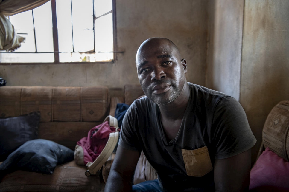 Antonio, de 44 años, se sienta en la sala de su casa en Buzi, dañado por el ciclón Idai. 