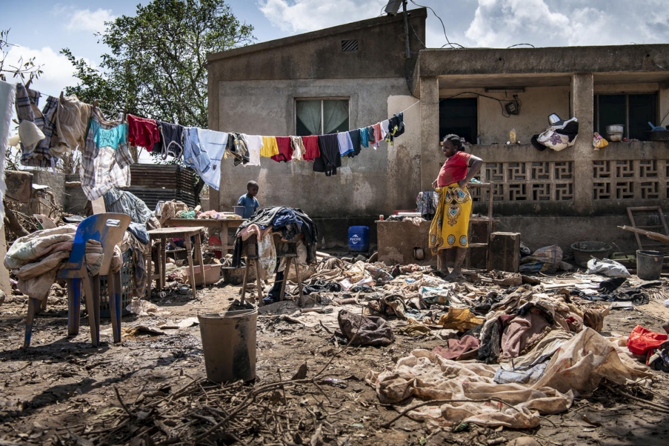 Una familia extiende sus pertenencias domésticas en el patio delantero para que se sequen después del ciclón Idai en Buzi, Mozambique. 