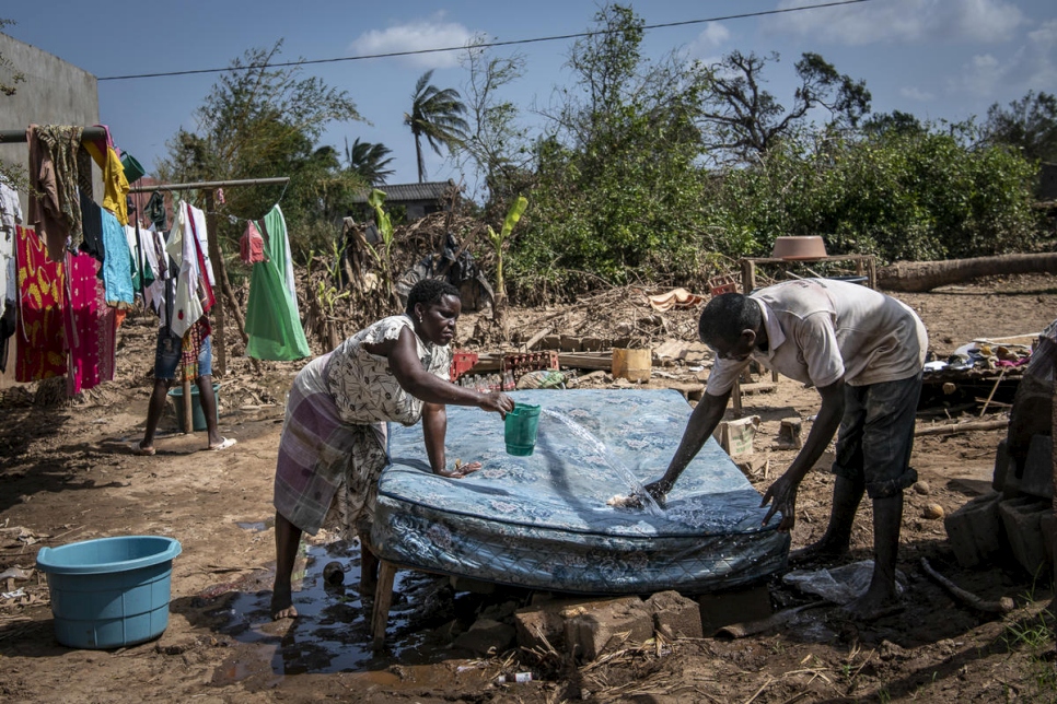 Un esposo y su esposa intentan salvar su colchón, lavándolo al sol después del ciclón Idai, Buzi, Mozambique. 