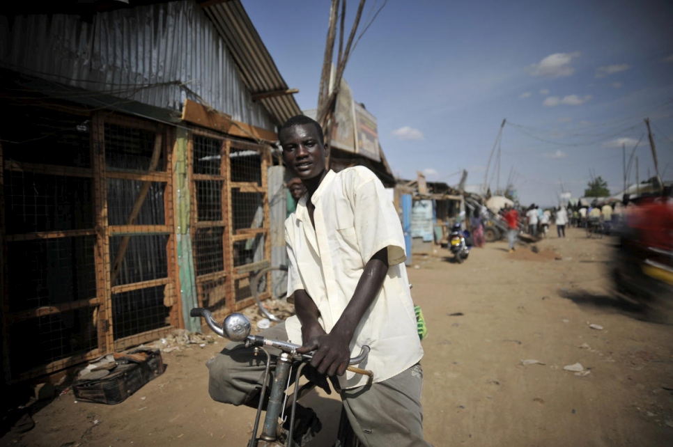 En el campamento de refugiados de Kakuma, Kenia, hay un ciclista que está listo para su siguiente contratación. 