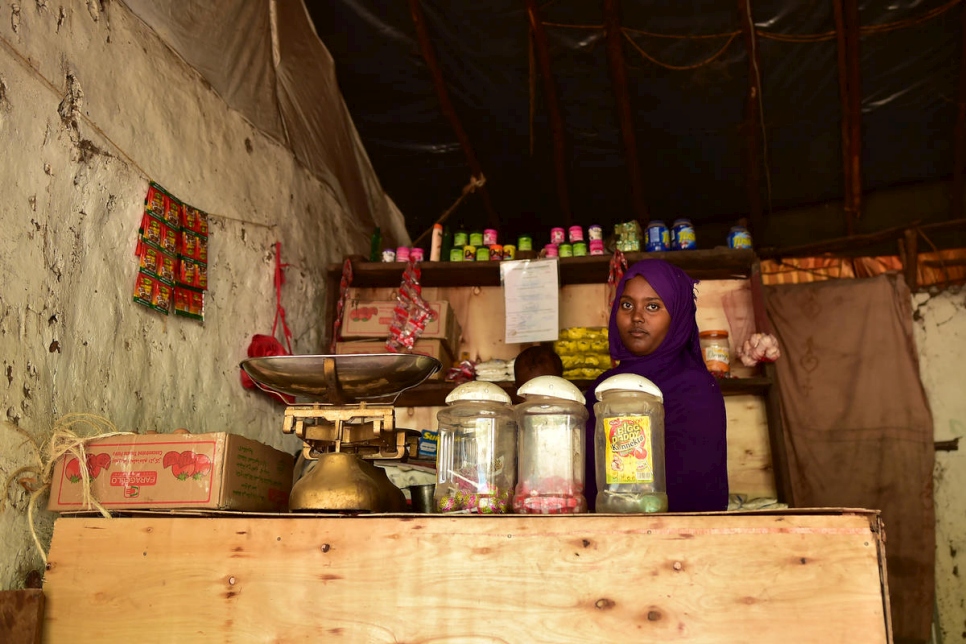 Fauzia, de 23 años y oriunda de Etiopía, tiene una tienda de abarrotes en el campamento de refugiados de Kakuma, Kenia.