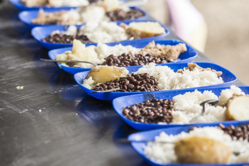 Platos de arroz y frijoles se colocan en un mostrador en la cocina de alimentos de La Divina Providencia, administrada por la diócesis de la Iglesia Católica local en Cúcuta, Colombia. 