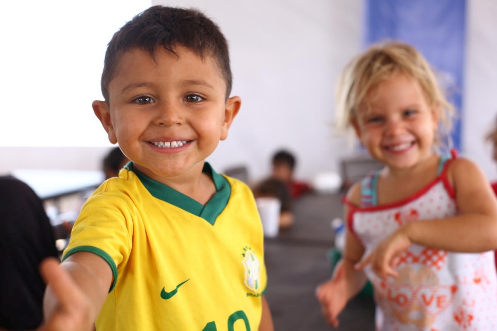 Niños venezolanos llegan a la hora de comer al nuevo centro de recepción en Maicao, Colombia. 