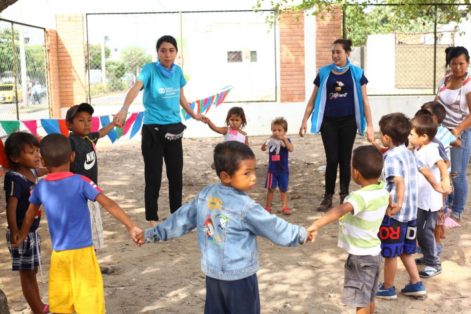 Niños venezolanos participan en actividades en el nuevo centro de recepción en Maicao, Colombia. 