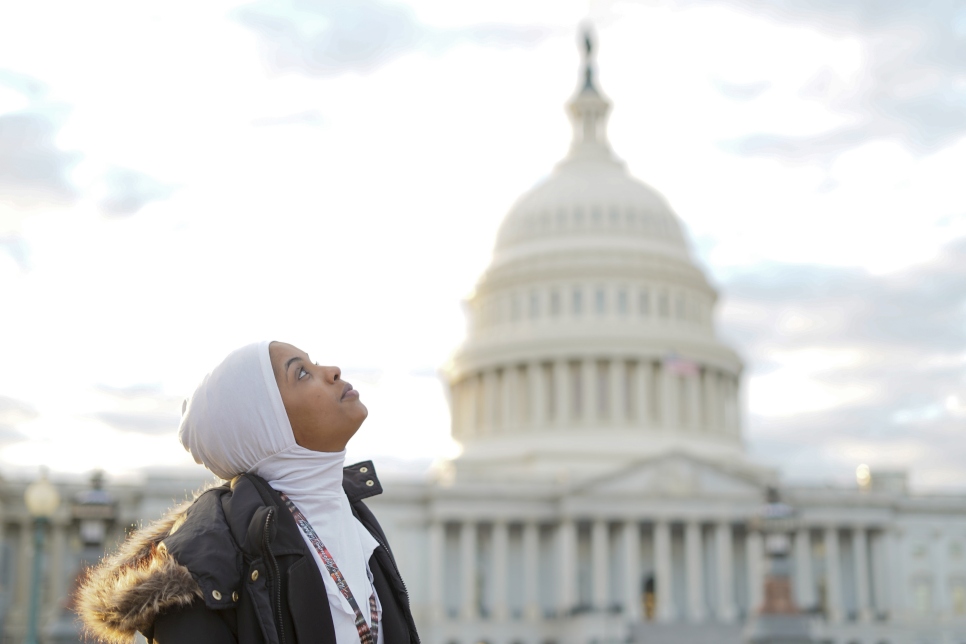 Habso Mohamud, autora infantil y exrefugiada somalí, frente al edificio del Capitolio de Estados Unidos en Washington, D.C.