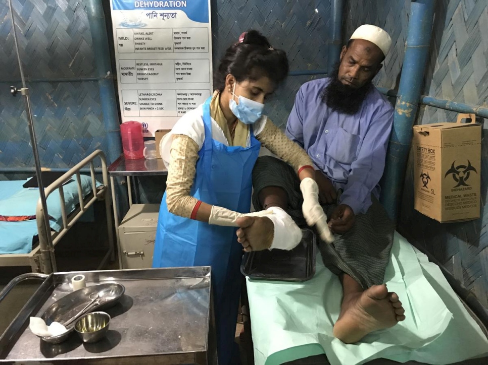 Sarmin Aktar Sathi, enfermera en la clínica 24 horas de Kutupalong, trata a Mohammad Sharif, un paciente que todavía muestra las cicatrices de la violencia que le hizo huir de Myanmar en 2017.  