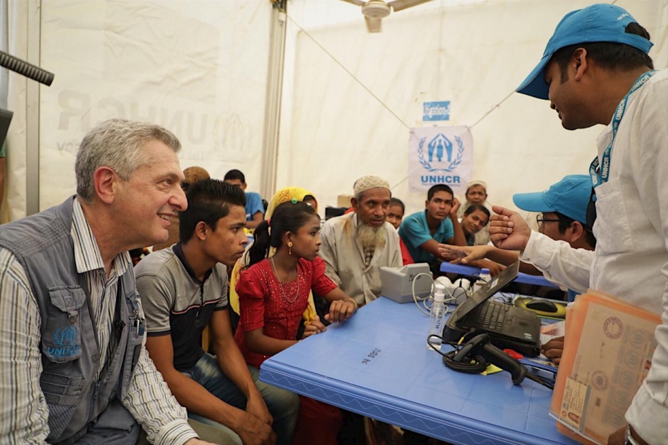 El Alto Comisionado de las Naciones Unidas para los Refugiados, Filippo Grandi, en el proceso de registro de una familia refugiada.