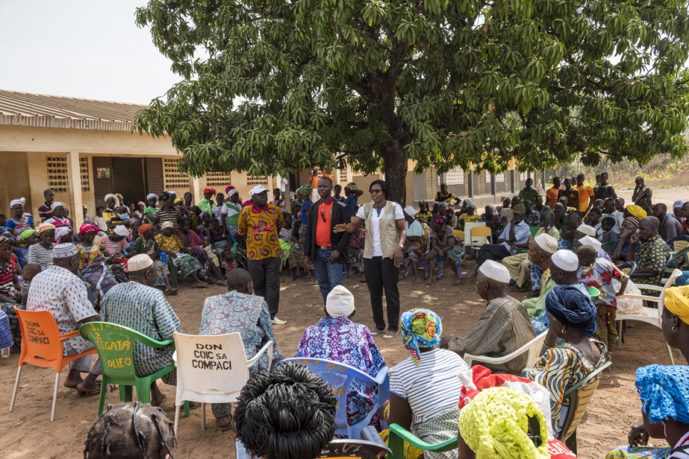 Rosine Zouassi toma la palabra en la reunión pública celebrada en Olleo (Côte d'Ivoire) para convencer a las personas sin papeles de que intenten inscribirse. 