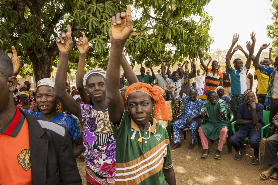 Aldeanos residentes en Olleo (Côte d'Ivoire) alzan las manos cuando les piden que se identifiquen como indocumentados. 
