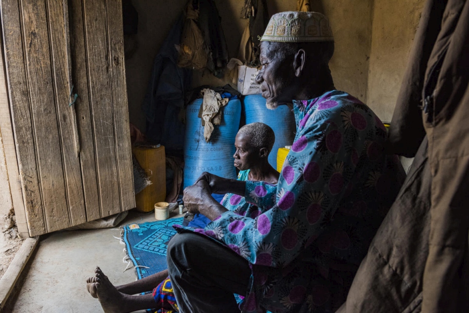 Retrato de Ngolo Silué en casa con su esposa enferma en Olleo, Côte d'Ivoire. 