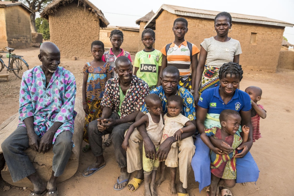 Ngolo Silué con miembros de su familia en Olleo, Côte d'Ivoire. 