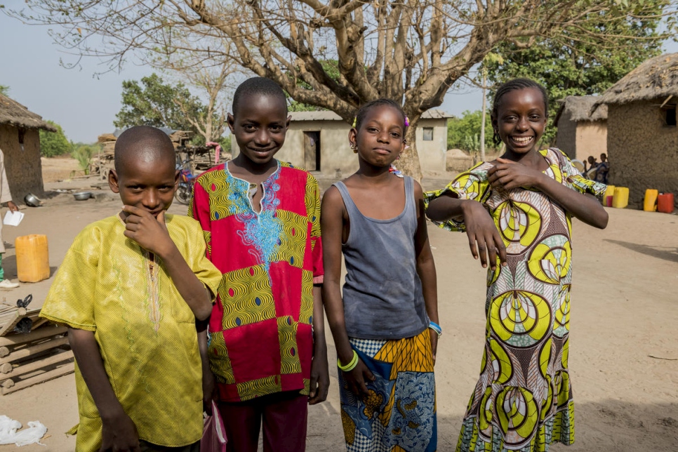 Abdul, Boukary Aisha y Adiba (de izquierda a derecha) posan para una foto en Kong, Costa de Marfil. Son la primera generación de la familia Tall extendida que asiste a la escuela. 
