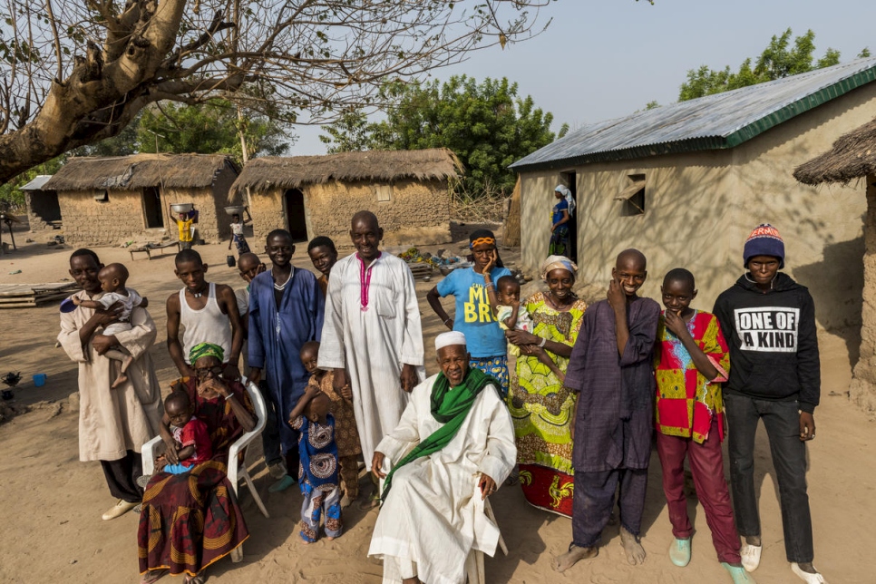 El hijo de Animata Sidibé, Seydou Tall (parado en el centro en blanco), posa con miembros de la familia fuera de su hogar en Kong, Costa de Marfil. 