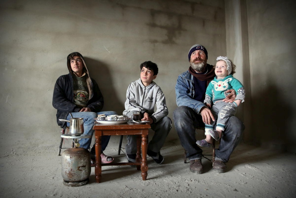 Abdelrahman (izquierda), describe cómo se vio obligado a huir de su hogar en Homs con su hermano Abdelmalik, su padre Jihad y su hermana pequeña Habiba. 
