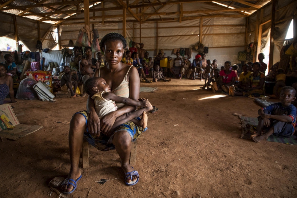 "Estamos a salvo aquí, pero estamos sufriendo. Mi hija está enferma. Necesitamos ayuda". Jecinta Iyale, de 18 años, de Akwaya en Camerún, tiene a su hija en el asentamiento de refugiados de Agadom en Ogoja, Nigeria. 