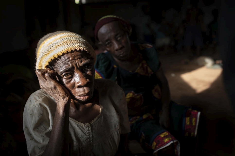 Una adulta mayor se sienta en una sala donde los refugiados anglófonos de Camerún esperan ser reubicados en el Asentamiento de Refugiados Agadom en Ogoja, Nigeria. 