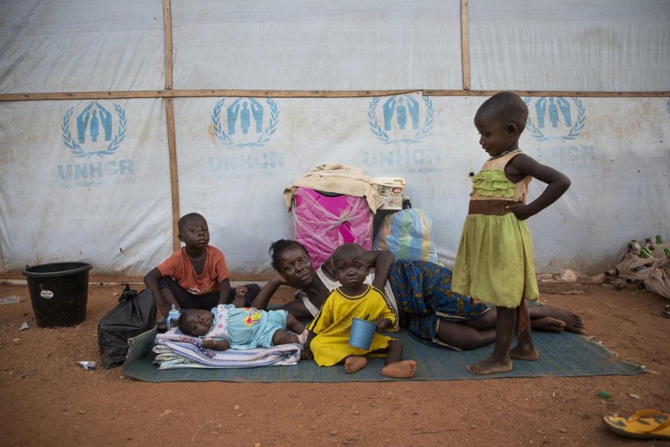 Una familia de refugiados anglófonos de Camerún se despierta al aire libre en una estera en el asentamiento de refugiados de Agadom en Ogoja, Nigeria. 