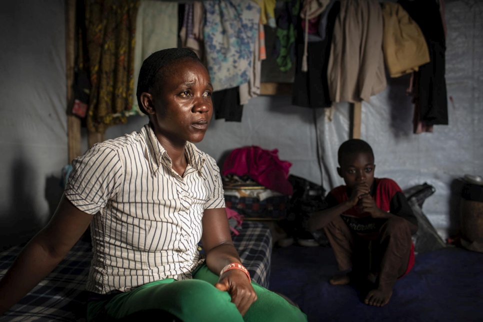 "Este es el mensaje que les estoy dando a ustedes con mis lágrimas. Envíe mi mensaje de que estamos sufriendo". Rachel Agah, una refugiada anglófona de 27 años de Camerún, se sienta dentro de su albergue temporal en el asentamiento de refugiados de Agadom en Ogoja, Nigeria. 