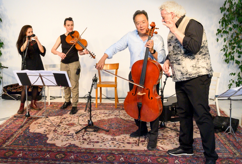El violonchelista Yo-Yo Ma toca con refugiados en un taller de música en Viena. 
