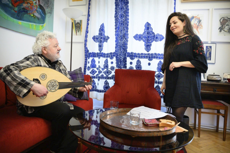 La cantante siria Basma Jabr, de 35 años, y Marwan Abado, intérprete de ud palestino-libanés, de 52, ensayan antes de un importante taller musical en Viena. Estarán a la cabeza de un grupo de destrezas diversas que interpretará una antigua canción de amor andaluza. 