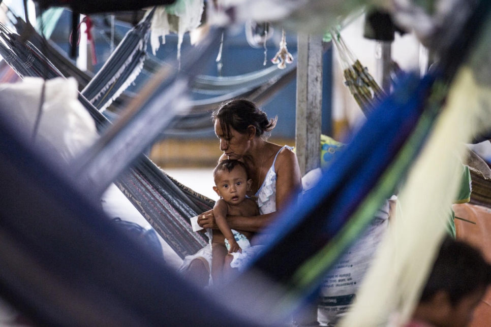 Una mujer venezolana cuidando a su bebé en el albergue Pintolandia, en Boa Vista, Brasil, en marzo de 2019.