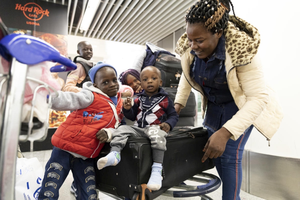 Una de las seis familias refugiadas reasentadas en Portugal desde Sudán del Sur y Siria llega al aeropuerto de Lisboa para iniciar una nueva vida.