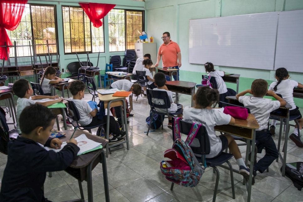 El aula de Ramón en Upala, donde los niños costarricenses y los solicitantes de asilo nicaragüenses estudian lado a lado. 