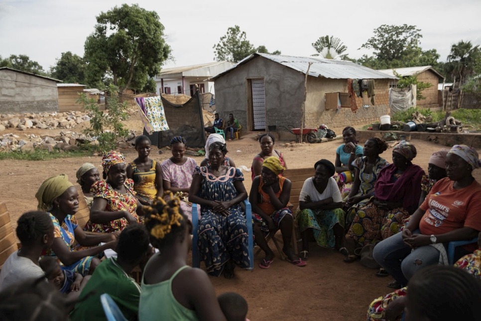 Florence Atanguere (tercera por la izquierda), fundadora de la asociación "Mujeres en pie", se dirige a las miembros durante su reunión semanal en Bangui (República Centroafricana). 