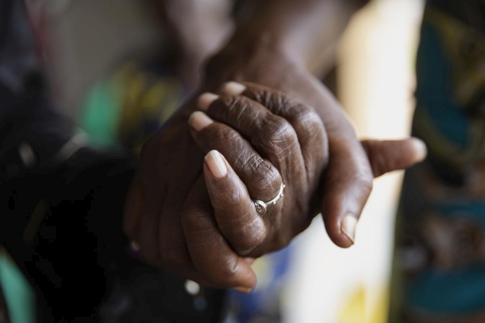 Dos miembros de la asociación "Mujeres en pie" se dan la mano durante las celebraciones del Día de la Madre en Bangui (República Centroafricana). 