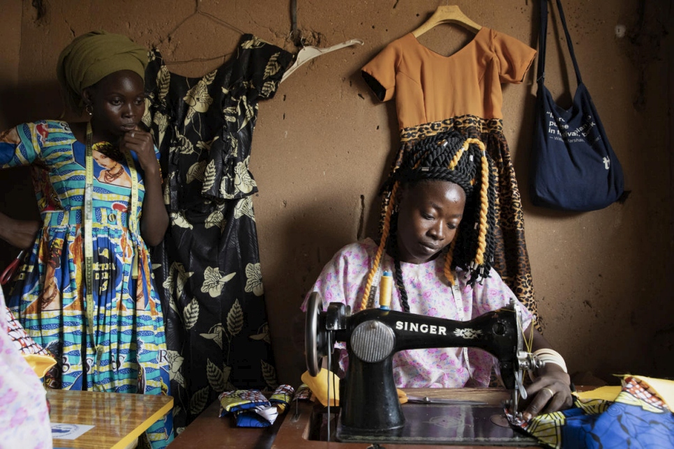 Marlyse Bangabou, de 28 años, cose un vestido en el centro del grupo "Mujeres en pie", donde aprende costura. 