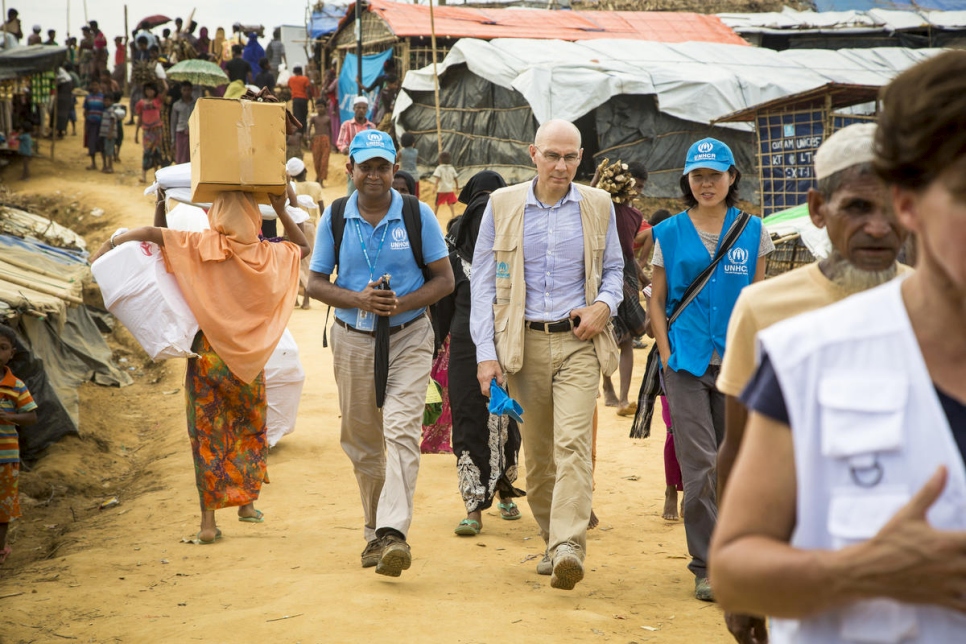 El Alto Comisionado del ACNUR para la Protección, Volker Türk (centro), está acompañado por el personal mientras camina por el sitio de expansión de Kutupalong en el sureste de Bangladesh. 