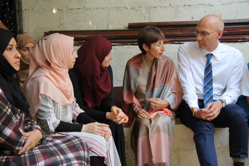 El Alto Comisionado Auxiliar para la Protección de ACNUR, Volker Türk y la representante de ACNUR en el Líbano, Mireille Girard, se reúnen con un grupo de refugiadas sirias.